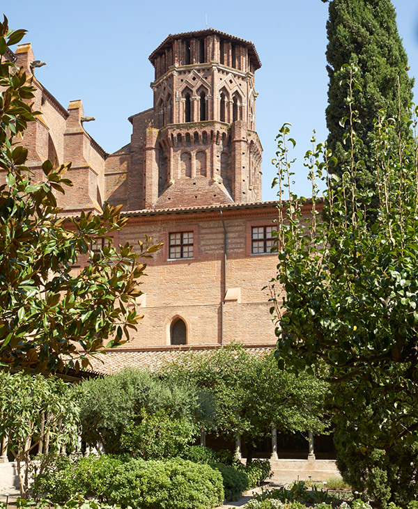 Vue du jardin et du clocher, cloître du musée des Augustins.