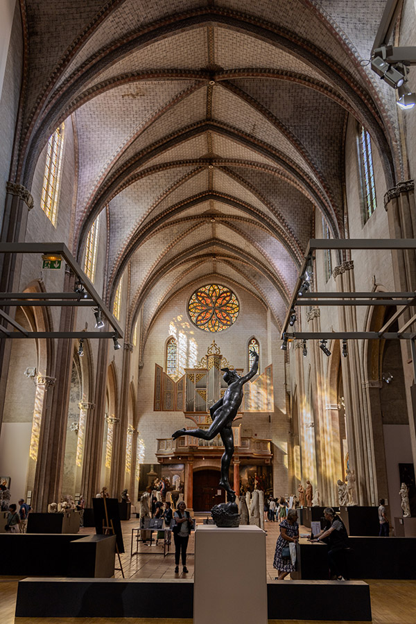 Eglise du musée des Augustins : visiteurs, rosace, sculpture "David vainqueur de Goliath".