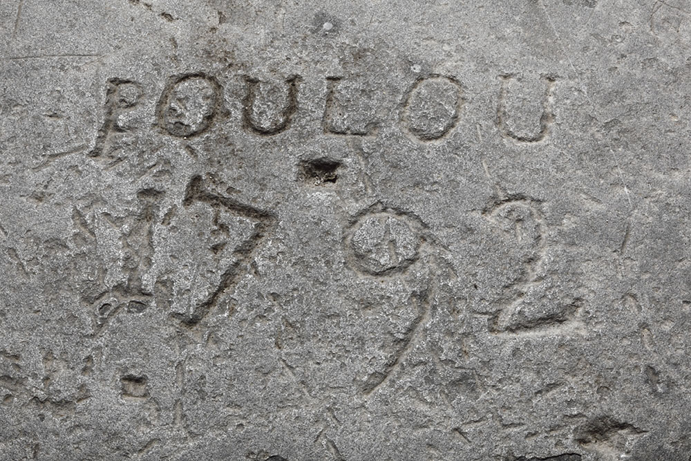 Texte gravé dans la pierre : "POULOU 1792"