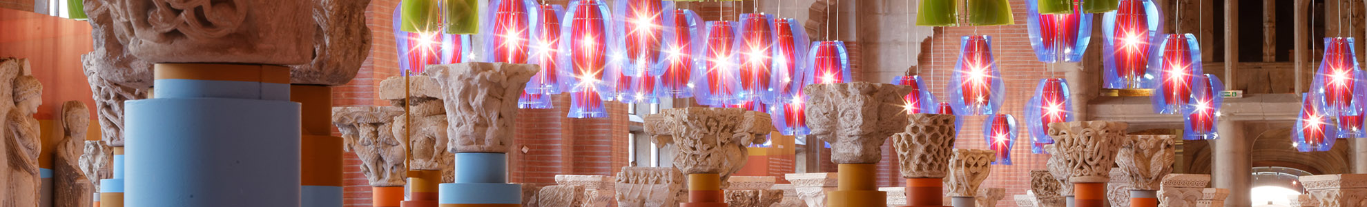 Vue des luminaires et des chapiteaux de la salle des sculptures romanes.