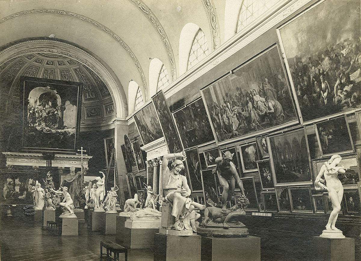Vue de l'église des Augustins transformée en Temple des Arts en 1832. De nombreuses sculptures sont disposées dans la salle, les murs sont recouverts de tableaux. Le plafond est vouté à la mode néoclassique.