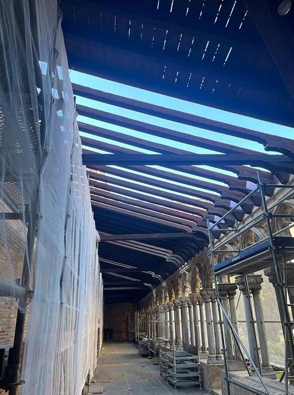 Vue du grand cloître en cours de chantier : le toit de la galerie est détuilé. Photo musée des Augustins - GP