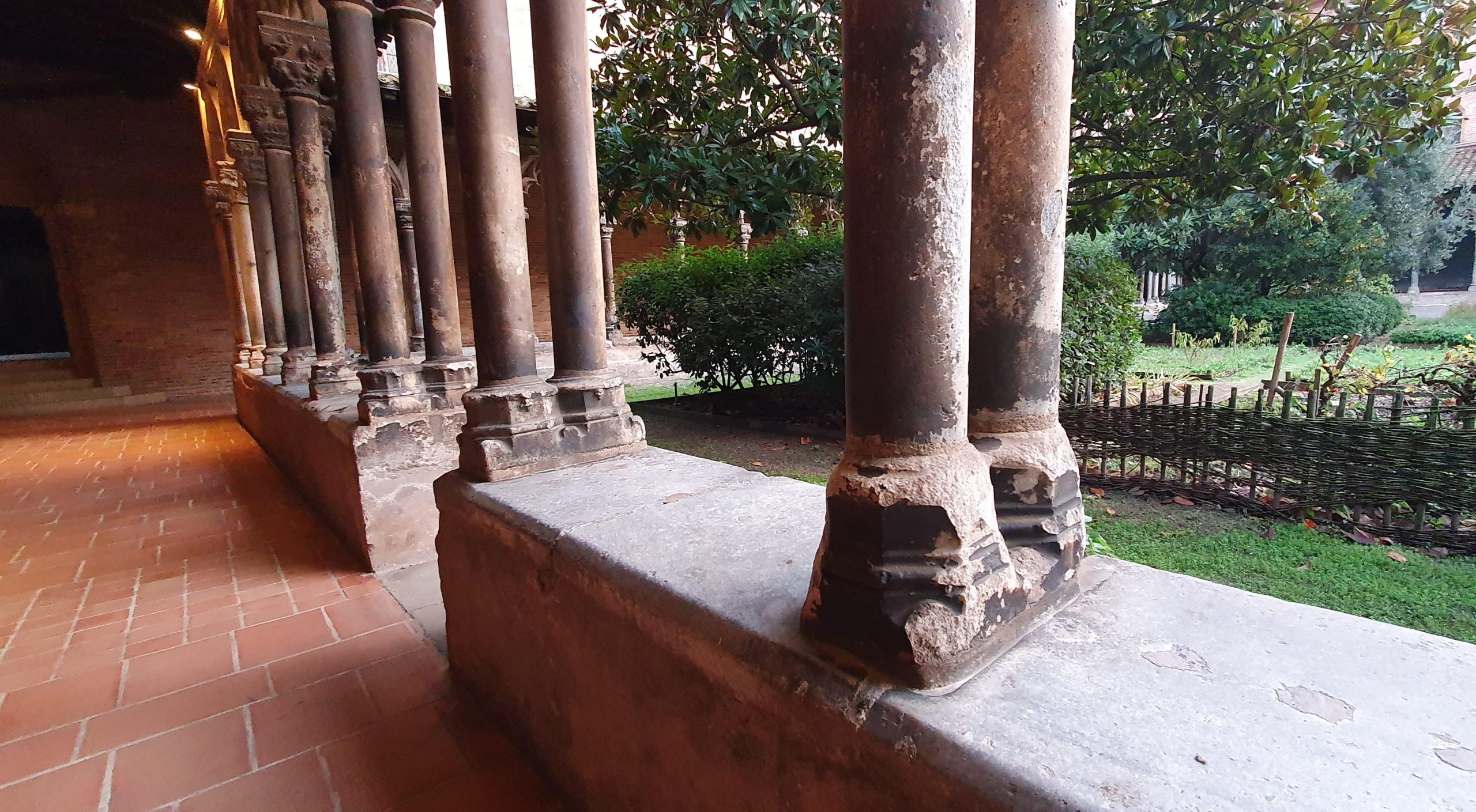 Vue partielle des dégradations sur la colonnade du grand cloître du musée des Augustins
