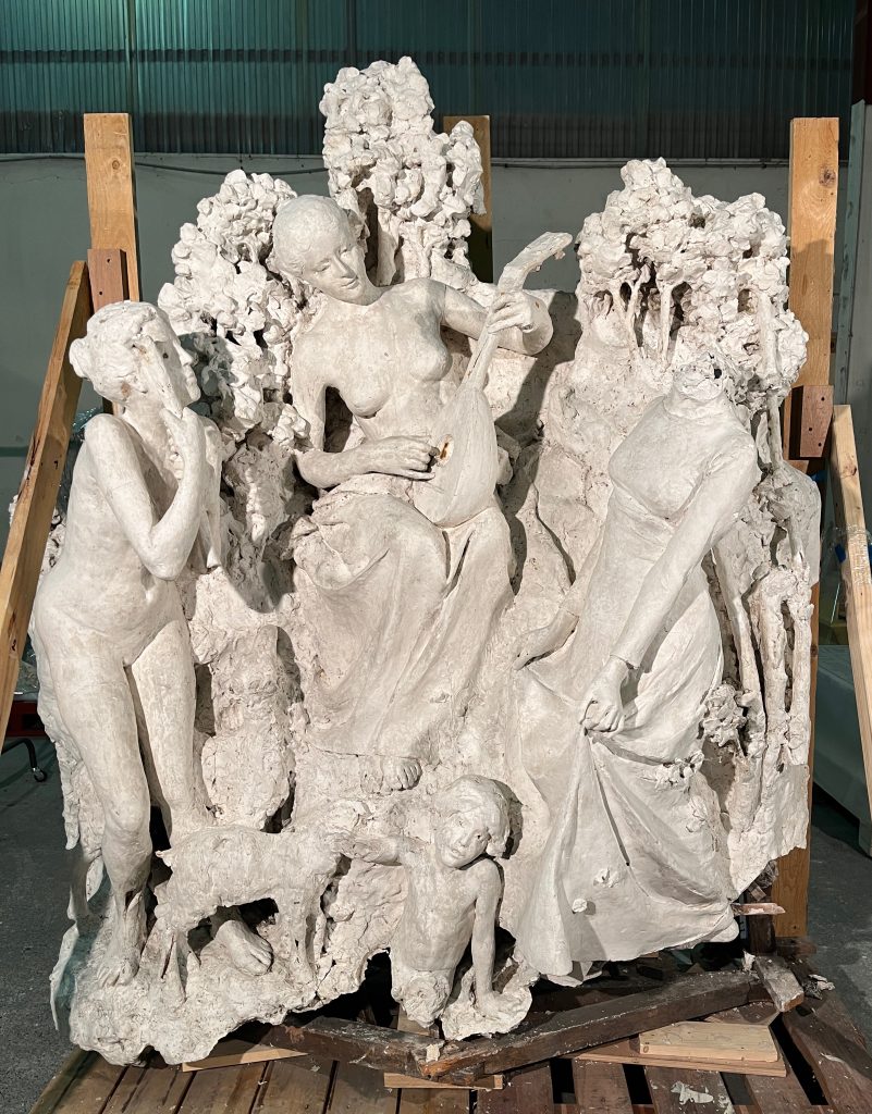 Vue générale du plâtre "La musique" d'Alexandre Falguière après restauration