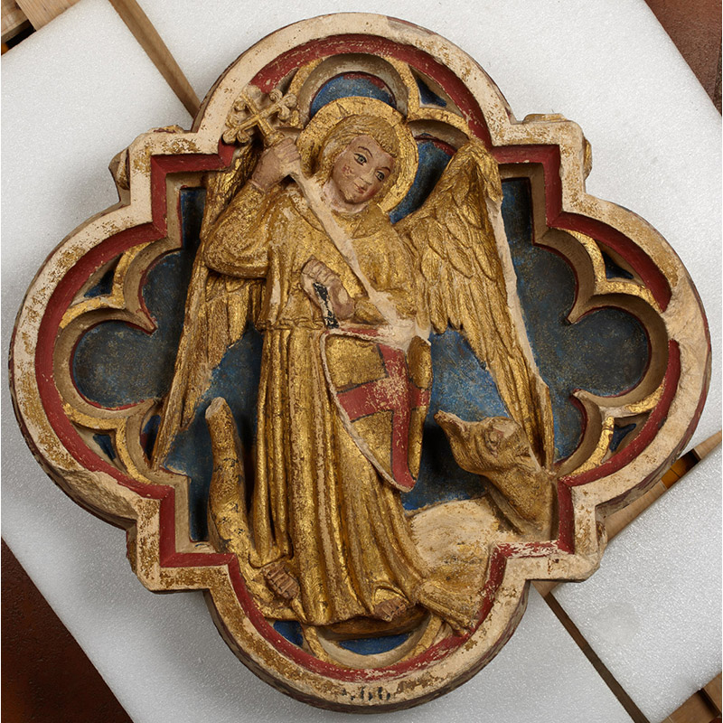 Clef de voûte polychrome ornée de la représentation de saint Michel terrassant le démon.