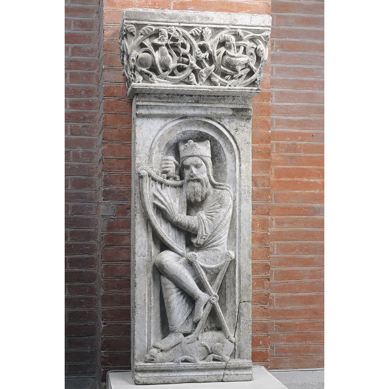 Sculpture du 12ème siècle : Le roi David accordant sa harpe