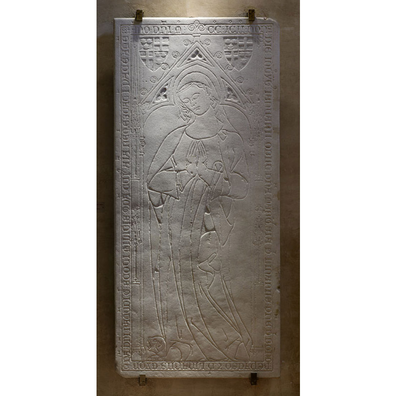 Dalle funéraire en pierre avec une représentation gravée d'une femme en pied, priant, les yeux fermés. Cette dalle est celle de Marquesia de Linars.