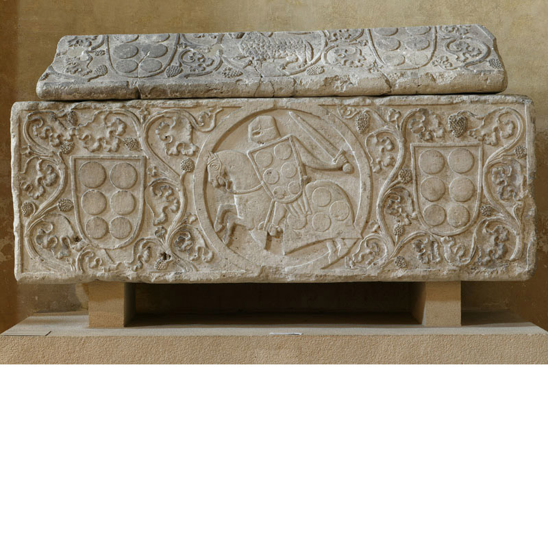 Sarcophage en pierre et son couvercle : au centre, en bas-relief, un médaillon avec la représentation d'un chevalier sur son cheval et représentation de deux écussons de par et d'autre entourés de décors floraux..