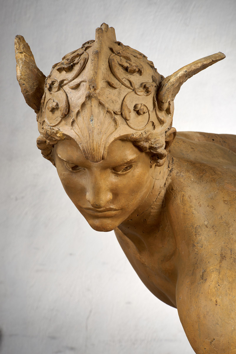 Détail d'une sculpture de Laurent Marqueste représentant le héros grec Persée debout et immobilsant Gorgone allongée au sol (il lui tranchera la tête). Le détail est la tête de Persée (penchée au-dessus de la tête de Gorgone).