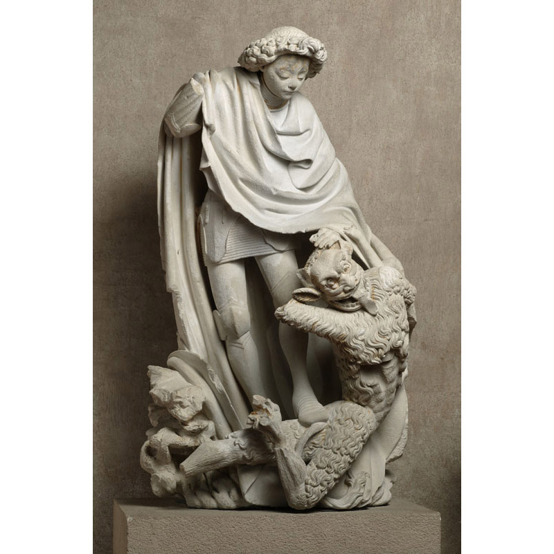 Statue en pierre repéssentant saint Michel foulant à ses pieds, un démon.
