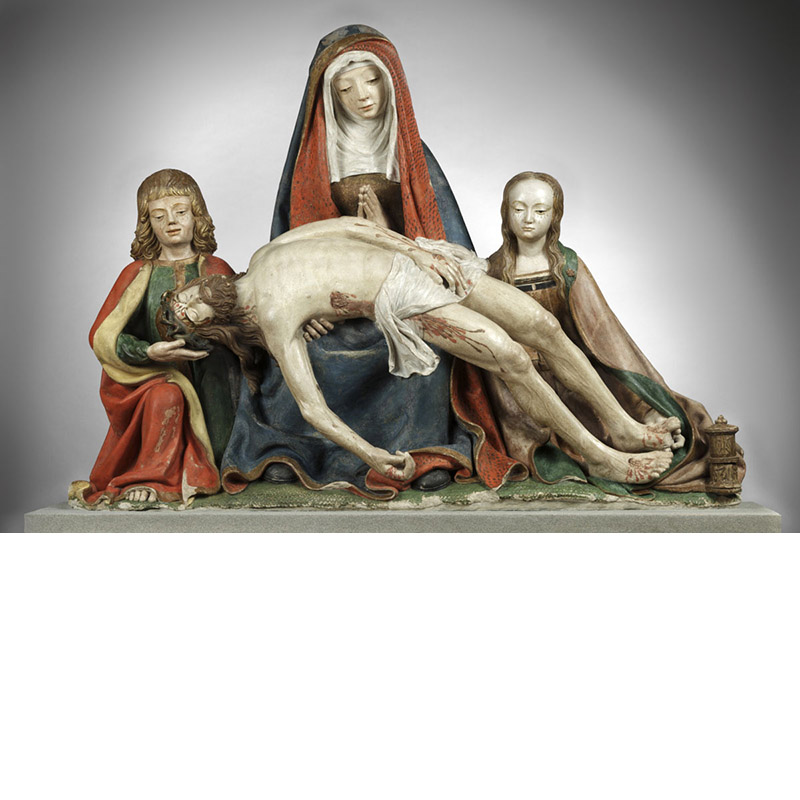 Groupe sculpté en pierre, polychrome représentant une Pietà. La Vierge est au centre, son fils Jésus mort sur ses genoux. A sa droite, statue de saint Jean et à sa gauche, statue de sainte Marie-Madeleine.