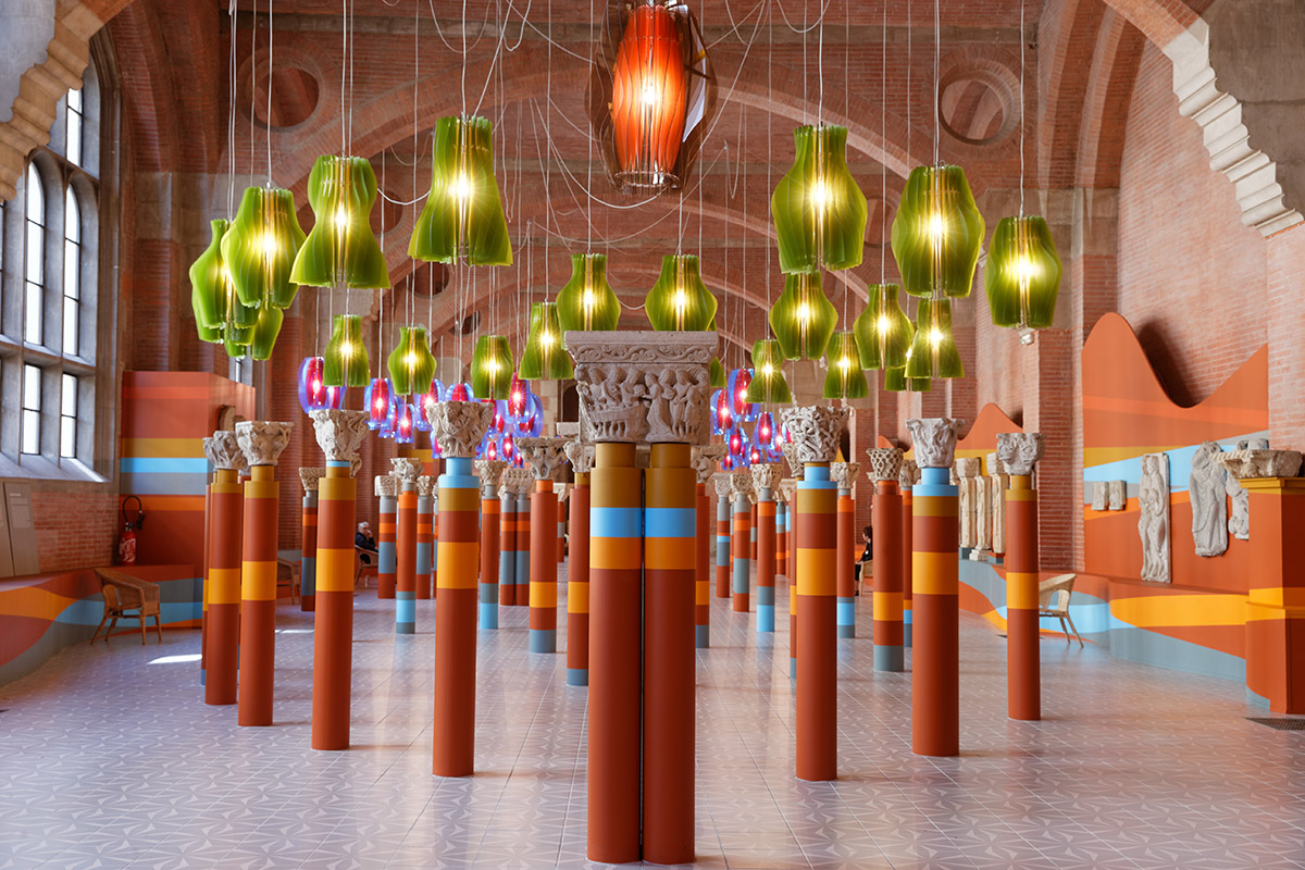 Vue de la salle des sculptures romanes avec la scénographie de l'artiste contemporain Jorge Pardo.