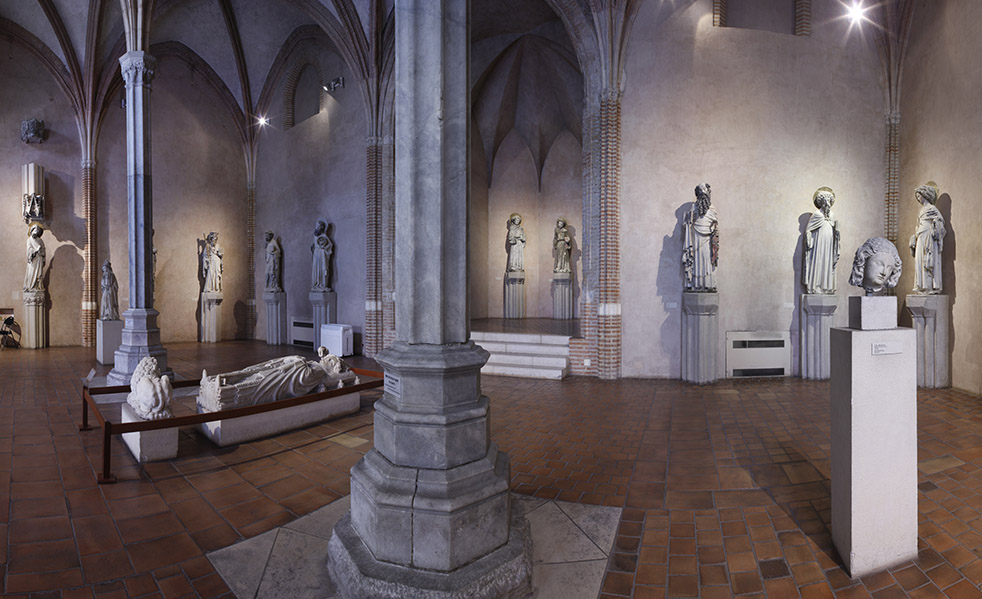 Vue d'une des salles gothiques, la chapelle Notre-Dame de-Pitié, où sont exposées les sculptures de la chapelle de Rieux situé dans l'ancien couvent des Cordeliers.