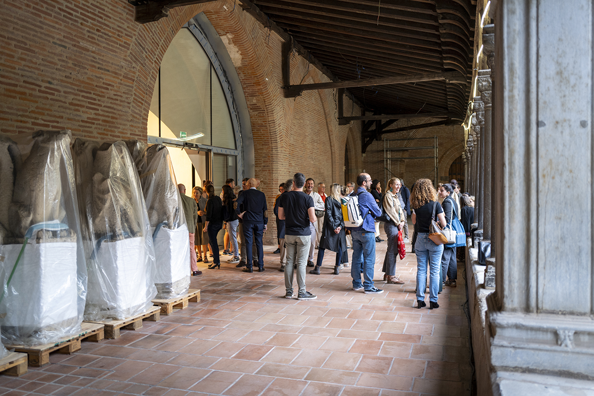 Visite du grand cloître lors de la journée de dévoilement de la nouvelle identité visuelle du musée des Augustins le 28/08/2025