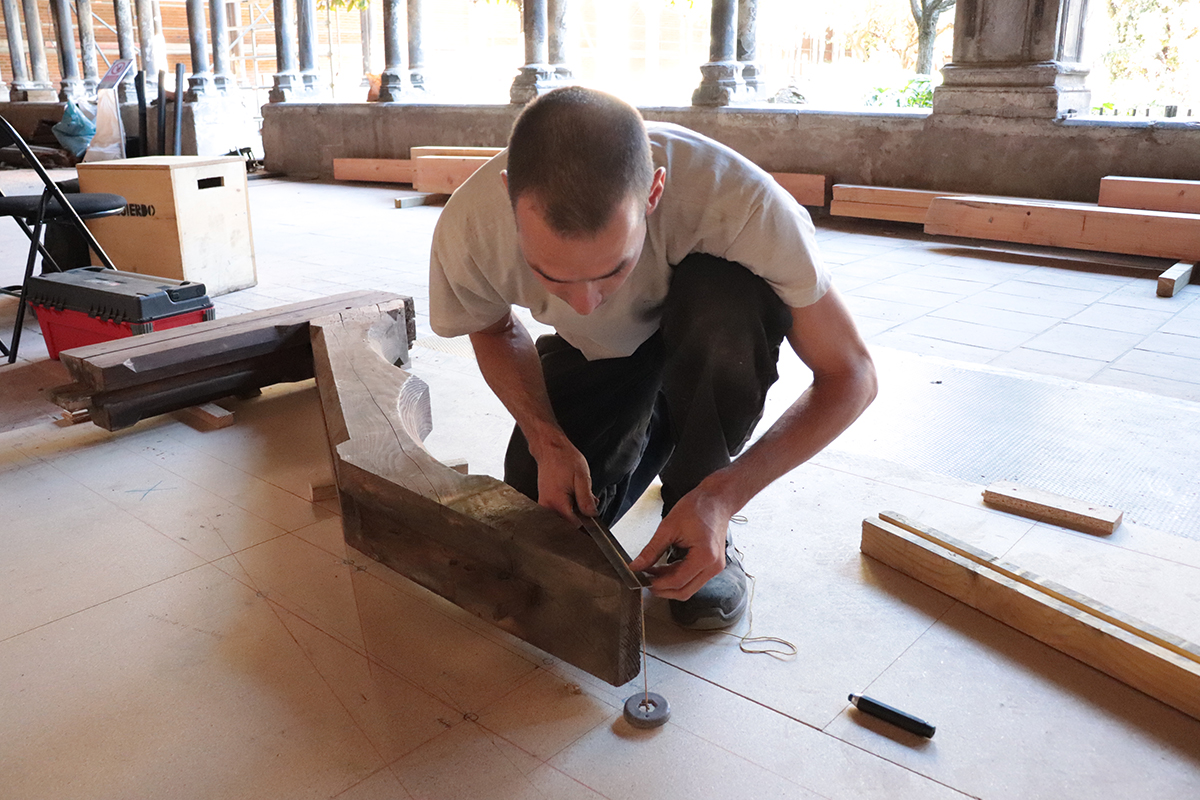 La technique ancestrale du tracé s'exécute au fil à plomb