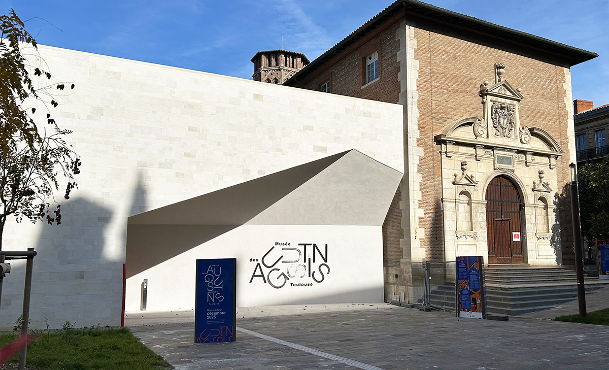 Vue partielle du parvis