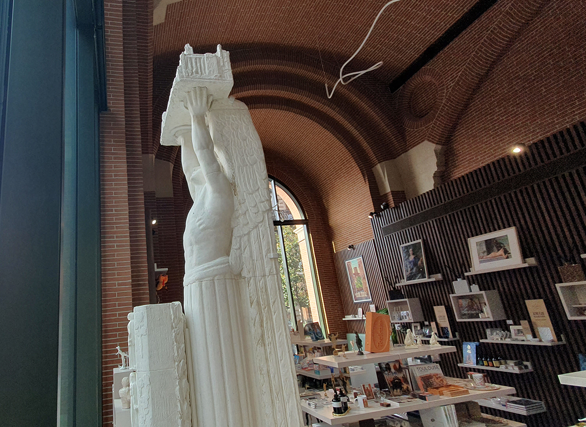 Maquette monumentale "Le Génie de Toulouse" installée dans la boutique du musée