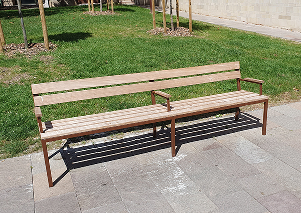 mobilier urbain (banc) sur le parvis du musée des Augustins