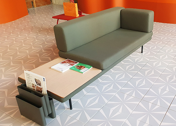 Banc dans la salle romane