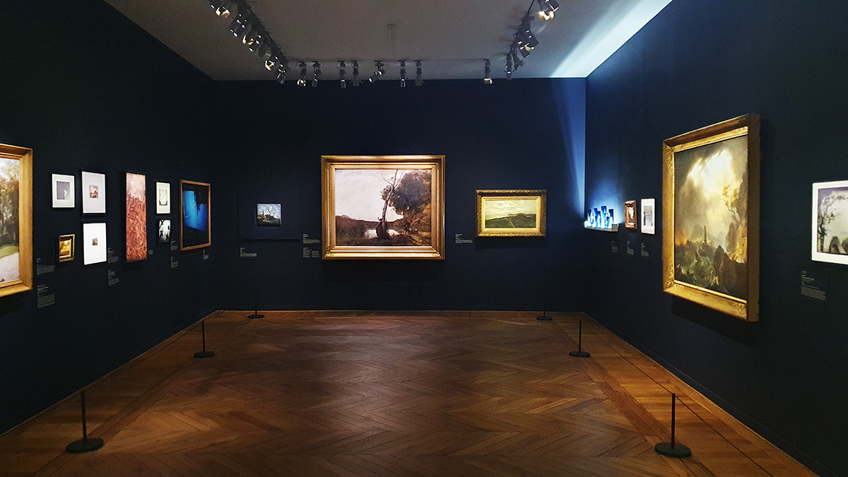 une vue panoramique du nouvel salon bleu et l'accrochage Ciels