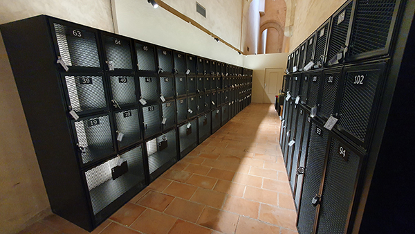 Vue des vestiaires et leurs casiers