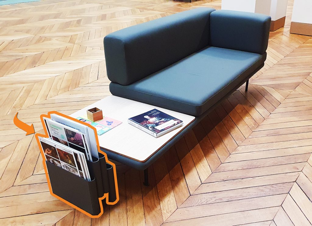 Dans le salon vert, un divan et la panier de rangement des fiches de salle