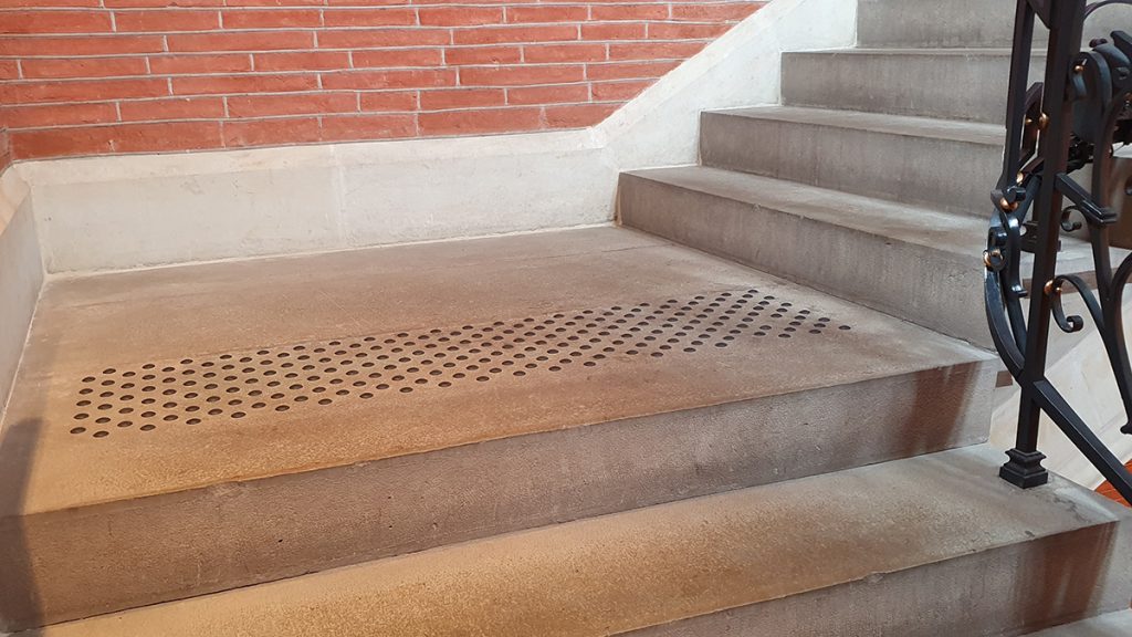 Bandes podotactiles dans l'escalier Viollet-le-Duc