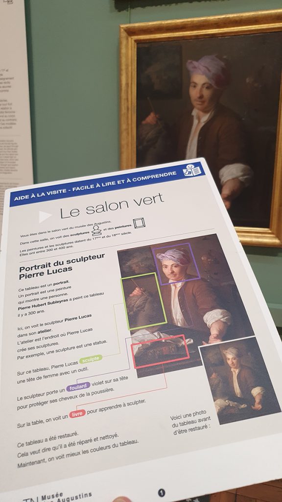 Une fiche FALC dans le salle vert