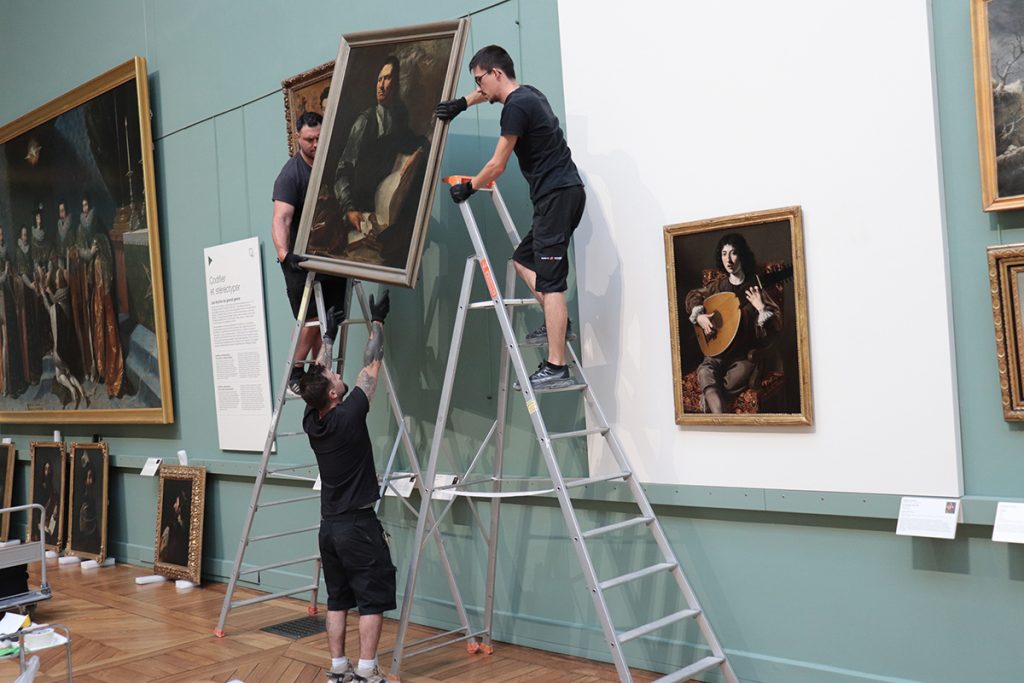 Installation du joueur de luth - Décrochage des anciens tableaux