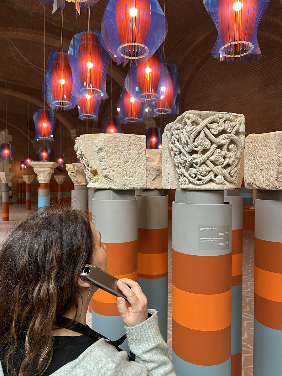 Un visiteur utilisant un audioguide dans la salle romane