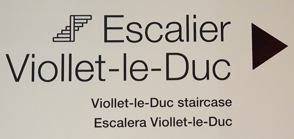 Panneau signalétique directionnel vers l'escalier Viollet-le-Duc
