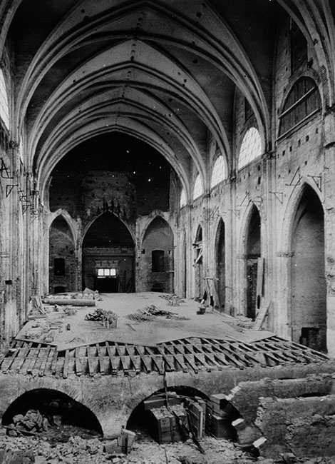 Vue de la destruction du Temple des Arts dans l'église durant les années 1950.
