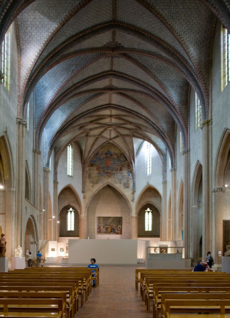Vue de l'église dans les années 2000 avec un espace d'exposition temporaire installé au fond de l'église.