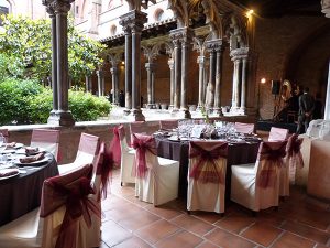 Vue du cloître avec tables dressées pour un dîner de mécénat. Photo musée des Augustins - GG