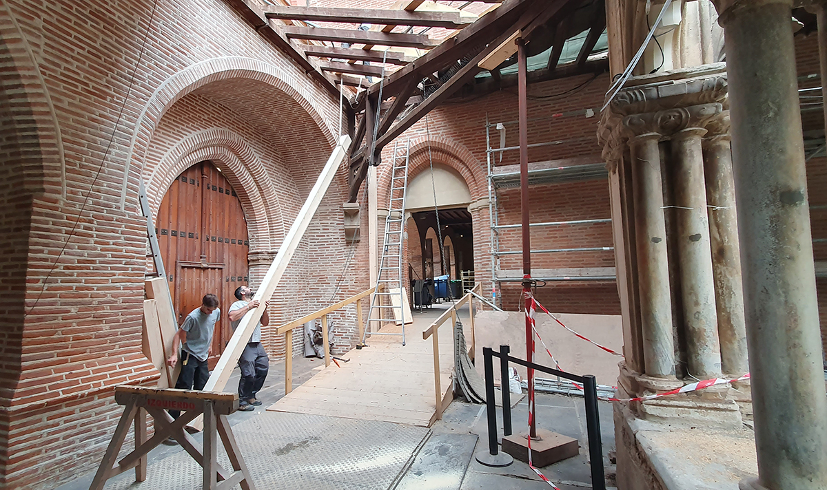 Les charpentiers mettent en sécurité la structure à l'aide d'un robuste étaiement